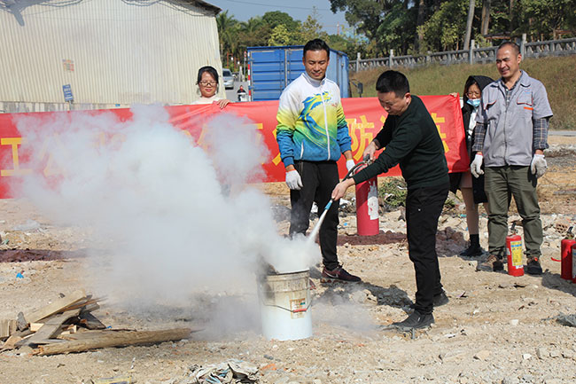 陳總在現(xiàn)場(chǎng)進(jìn)行演示