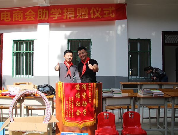 ZLG理工參加助學捐贈儀式