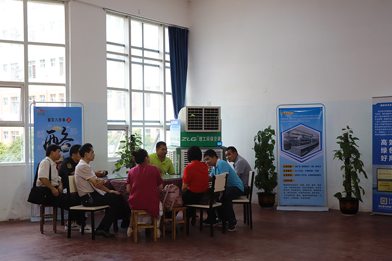 美食家們在感受環保空調 美食家們在感受環保空調