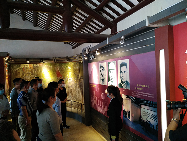 黨員們跟隨講解員重溫那段崢嶸歲月，銘記奮斗歷程