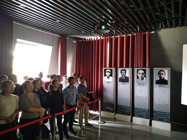 認真參觀革命事跡的圖片資料