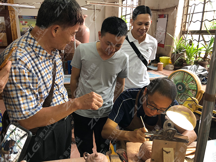 理工公司陳經理觀看陶藝制作