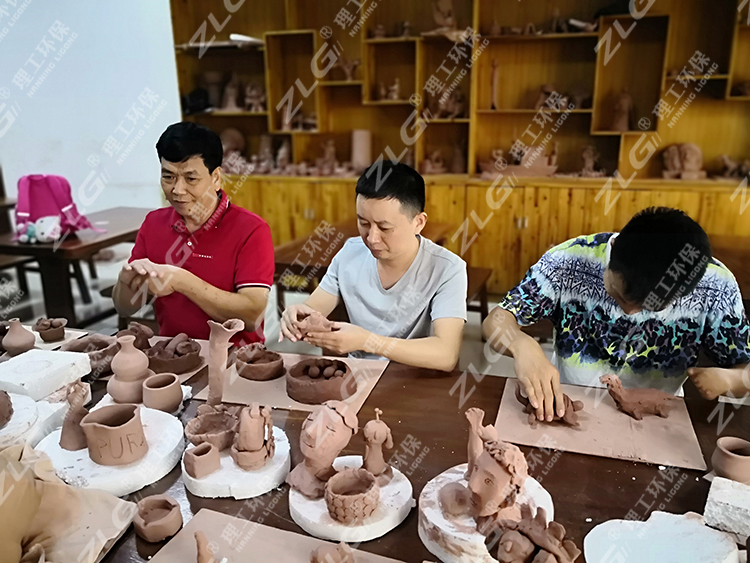 廣西五金機電商會梁勇會長與理工陳曉君經理現場制作陶藝