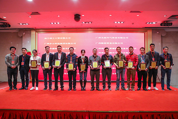 理事曹漢湖先生、鄭景祝先生ZLG理工企業會員頒發會員牌匾