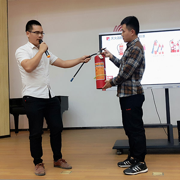 消防培訓官講解使用滅火器