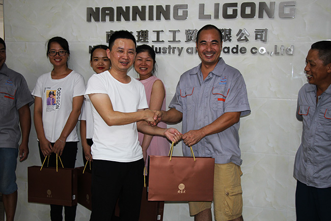 公司經理送月餅