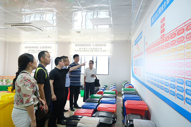 陳曉君總經理向大家介紹公司情況 陳曉君總經理向大家介紹公司情況