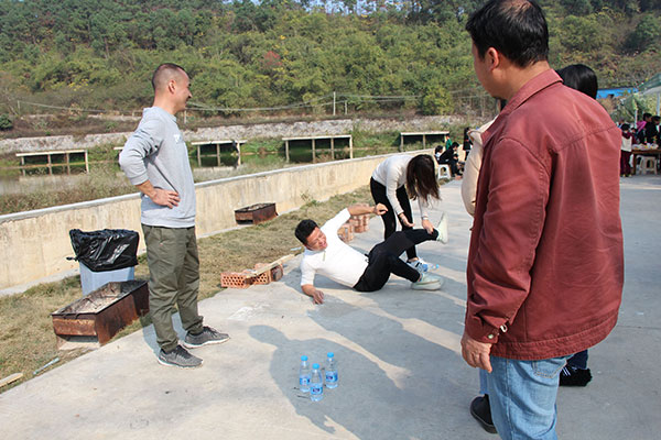 ZLG理工公司員工取水比賽