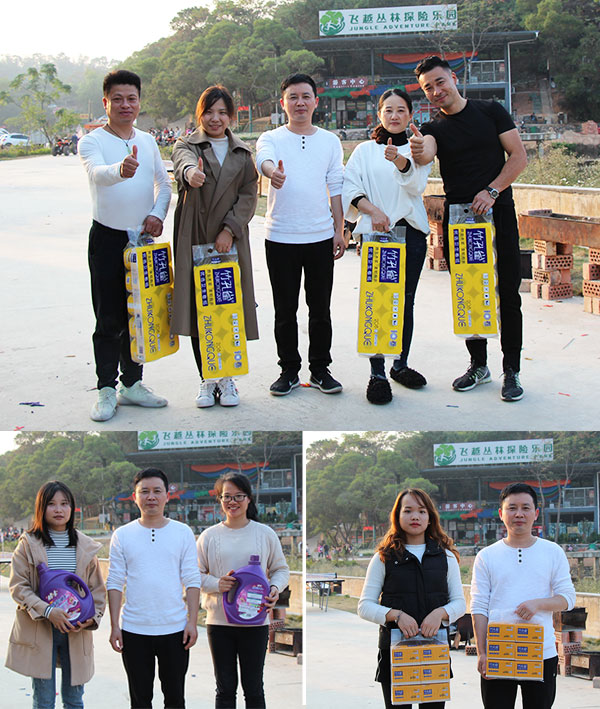 老板為理工公司員工頒發獎品