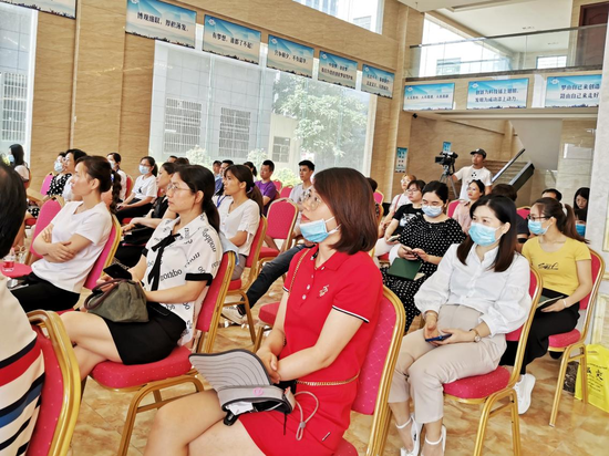 整場(chǎng)講座觀眾們專心聽(tīng)講